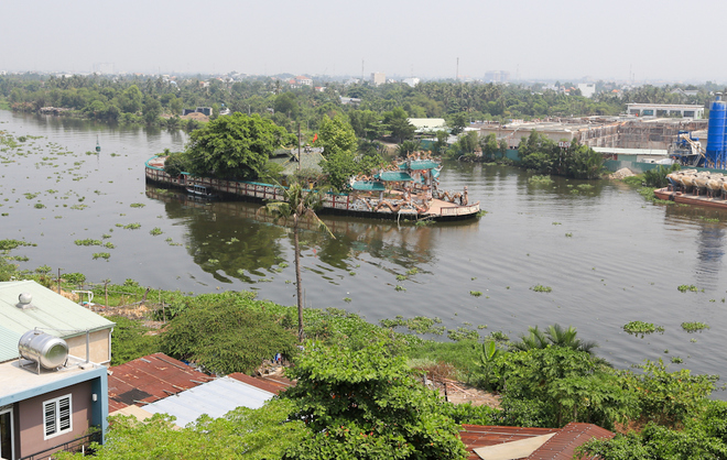 The shrine more than 300 years between the river in Saigon